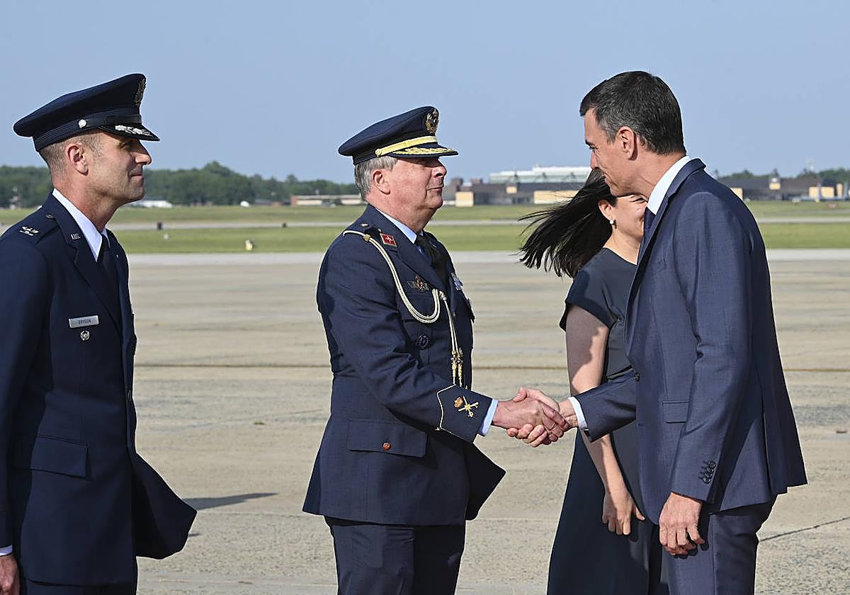 El presidente del Gobierno español, Pedro Sánchez (d), a su llegada este jueves a la base aérea de Andrews, en Washington