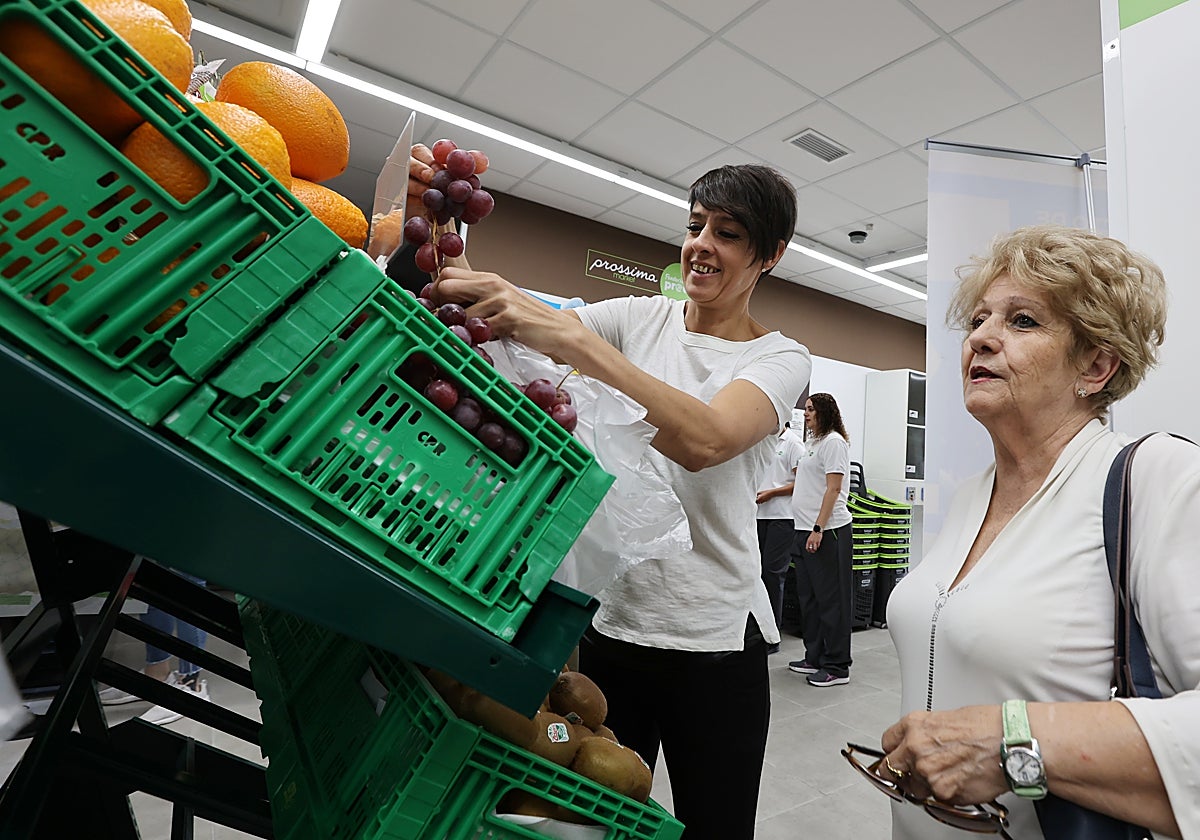Dos mujeres en el estante de frutería de un supermercado en Córdoba