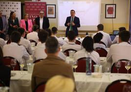 Martínez Arroyo pide a los futuros profesionales de la hostelería ofrecer siempre vino de Castilla-La Mancha
