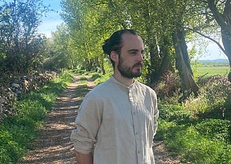 Imagen secundaria 1 - Tres jóvenes más que aspiran a tomar las riendas del ayuntamiento: arriba, Samuel Sordo, el más joven, que con 18 años se presenta por el PP en Poza de la Vega (Palencia). Ignacio Monforte (27 años) lo hará con Podemos en Fuentecantos, Soria; y Raúl San Román, que posa ante el ayuntamiento de Nueva Villa de las Torres, intentará ganarse el bastón de mando del municipio vallisoletano con Vox