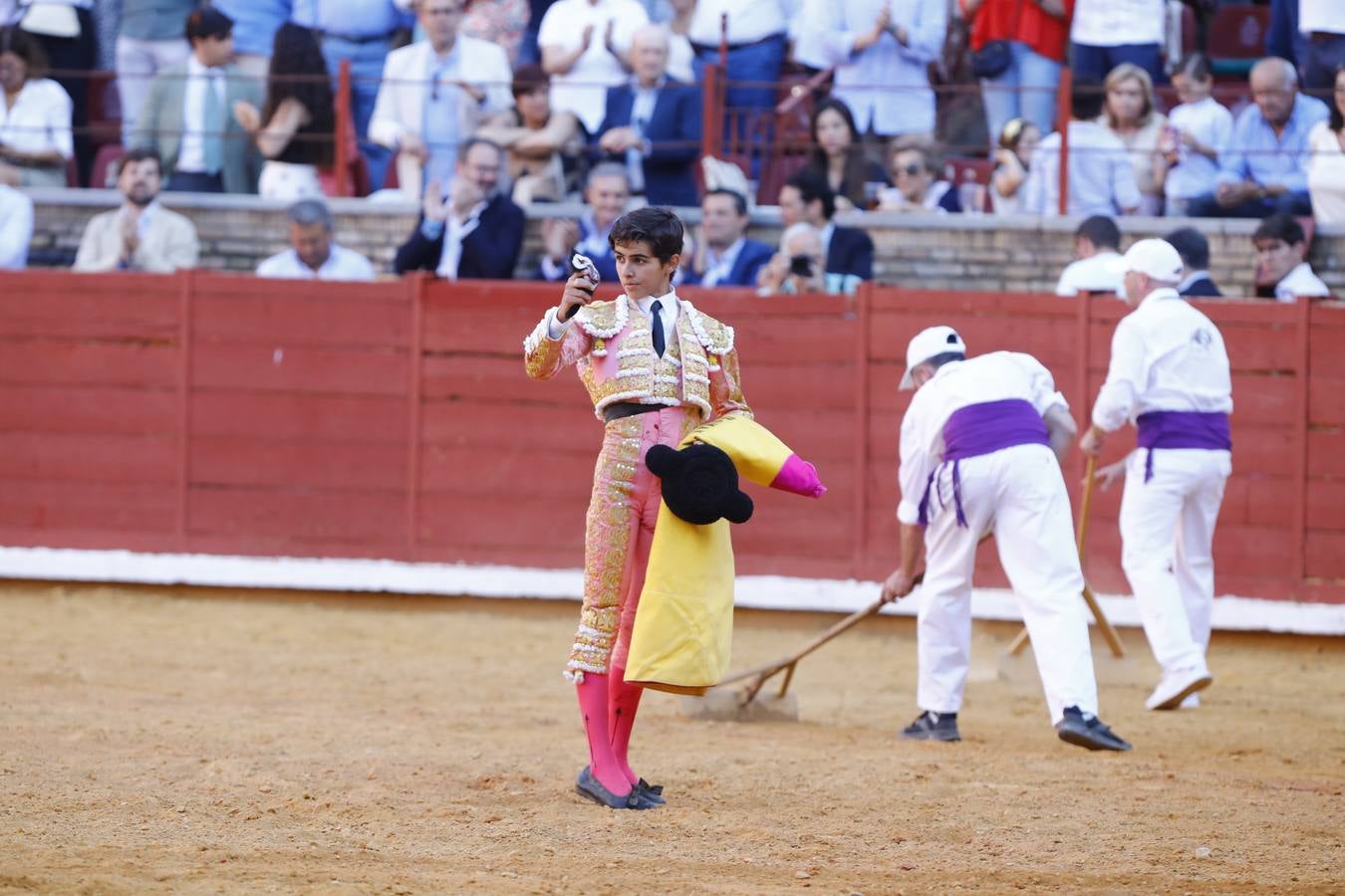 El triunfo de Manuel Román en su debú en la plaza de toros de Córdoba, en imágenes