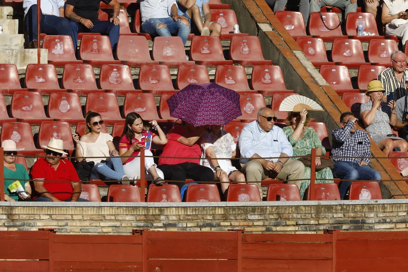 El triunfo de Manuel Román en su debú en la plaza de toros de Córdoba, en imágenes