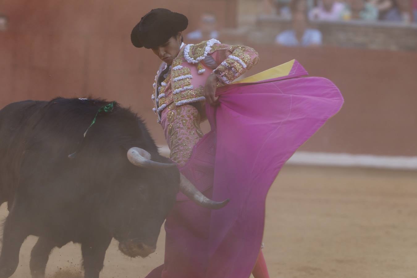 El triunfo de Manuel Román en su debú en la plaza de toros de Córdoba, en imágenes