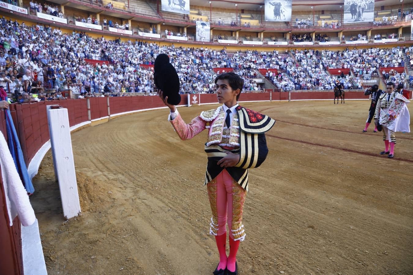 El triunfo de Manuel Román en su debú en la plaza de toros de Córdoba, en imágenes
