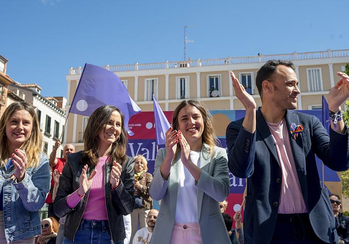 Alejandra Jacinto, las ministras Belarra y Montero y Roberto Sotomayor, en la plaza de Pedro Zerolo (Chueca)