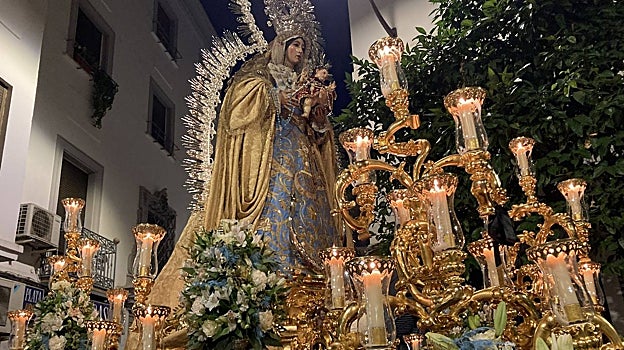 La Virgen de los Ángeles, sobre su peana que ha comenzado a dorarse