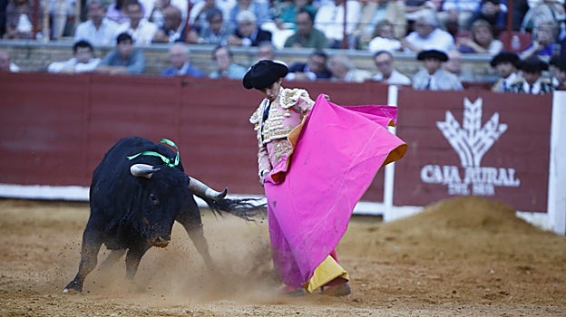 Manuel Román abre la puerta grande de Los Califas tras cortar cuatro orejas en su presentación en Córdoba