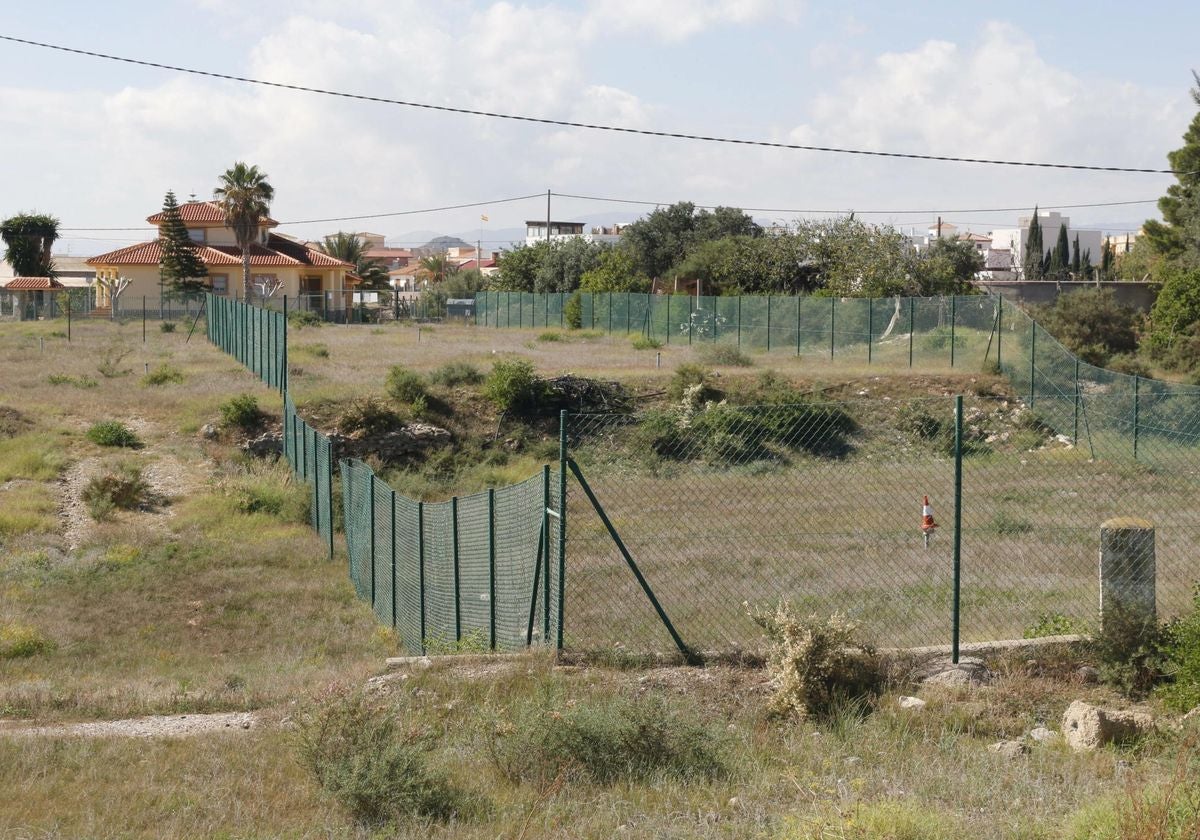 Terrenos delimitados por radioactividad junto a viviendas en Palomares en Almería.