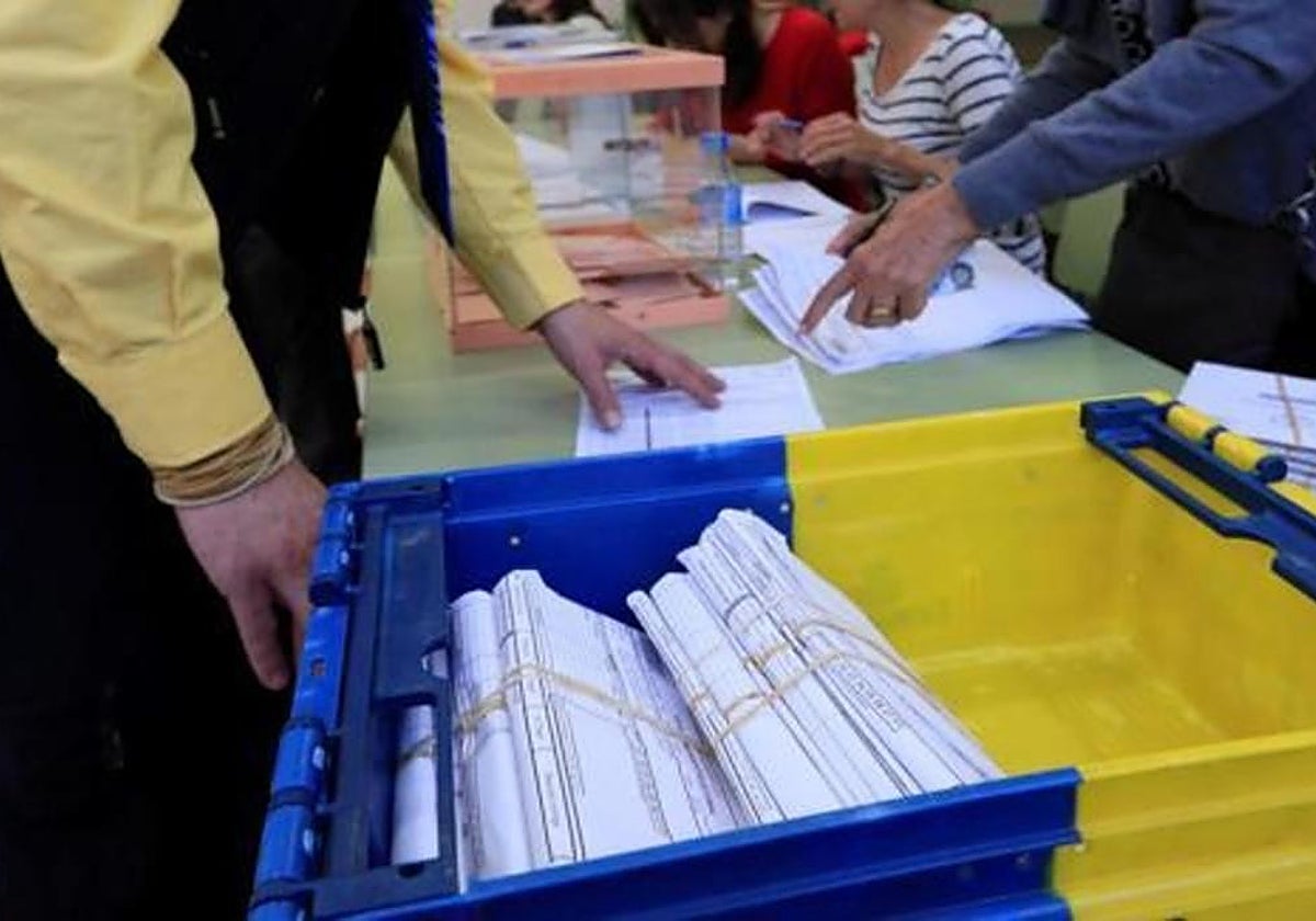 Papeletas de voto por correo en una mesa electoral
