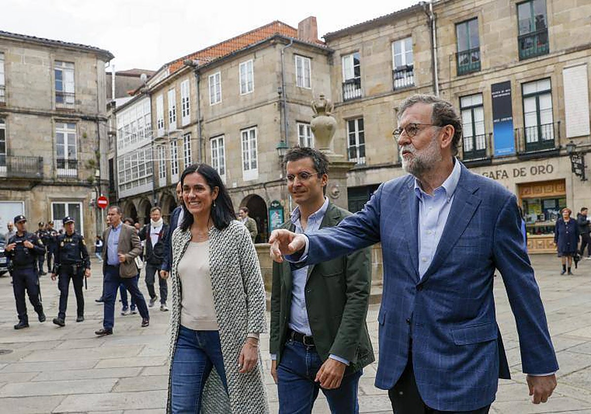 Prado, Verea y Rajoy, ayer en la zona vieja compostelana