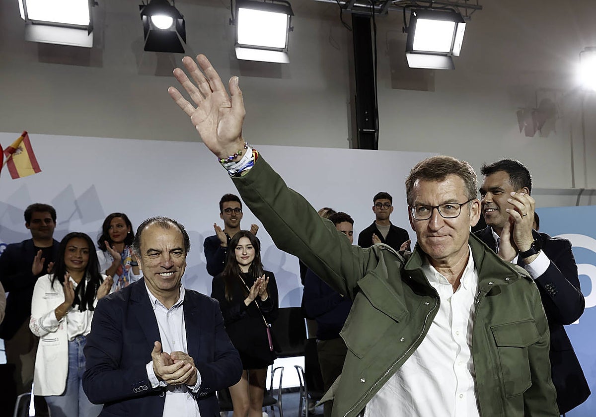 Alberto Núñez Feijóo saluda en Pamplona mientras los candidatos del PP navarro aplauden de fondo