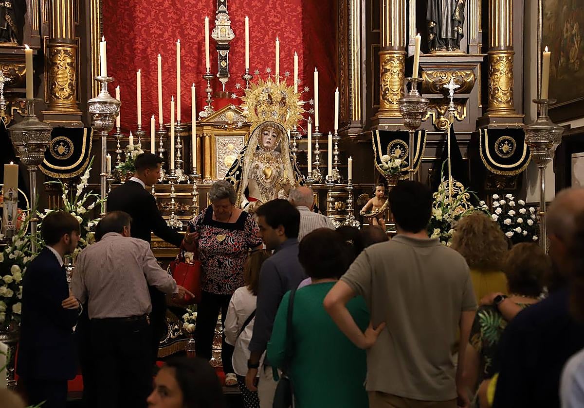 En imágenes, el besamanos extraordinario de la Virgen de los Dolores de Córdoba