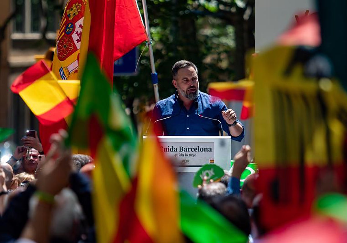 El líder de Vox, Santiago Abascal, interviene durante un mitin en plaza Artós, a 14 de mayo de 2023, en Barcelona, Cataluña (España). Este acto marca el inicio de la campaña electoral de Vox en Barcelona de cara a los próximos comicios del 28 de mayo