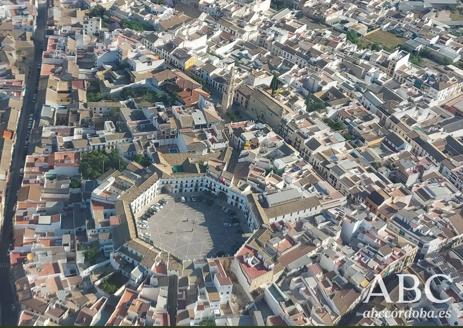 Imagen secundaria 1 - Arriba, Iznájar y su pantano; sobre estas líneas, Aguilar con su peculiar plaza octogonal y a la derecha, Priego de Córdoba