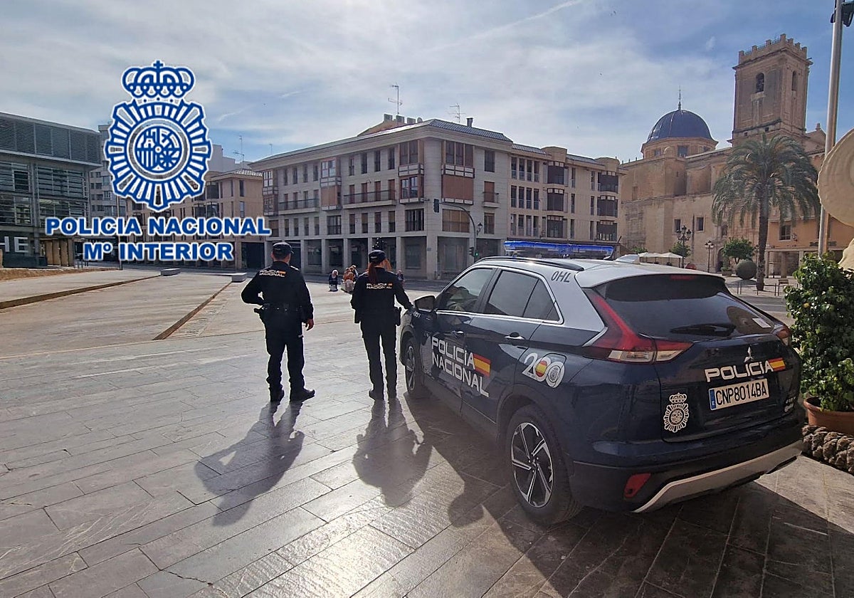 Imagen de archivo de dos agentes de la Policía Nacional en Elche