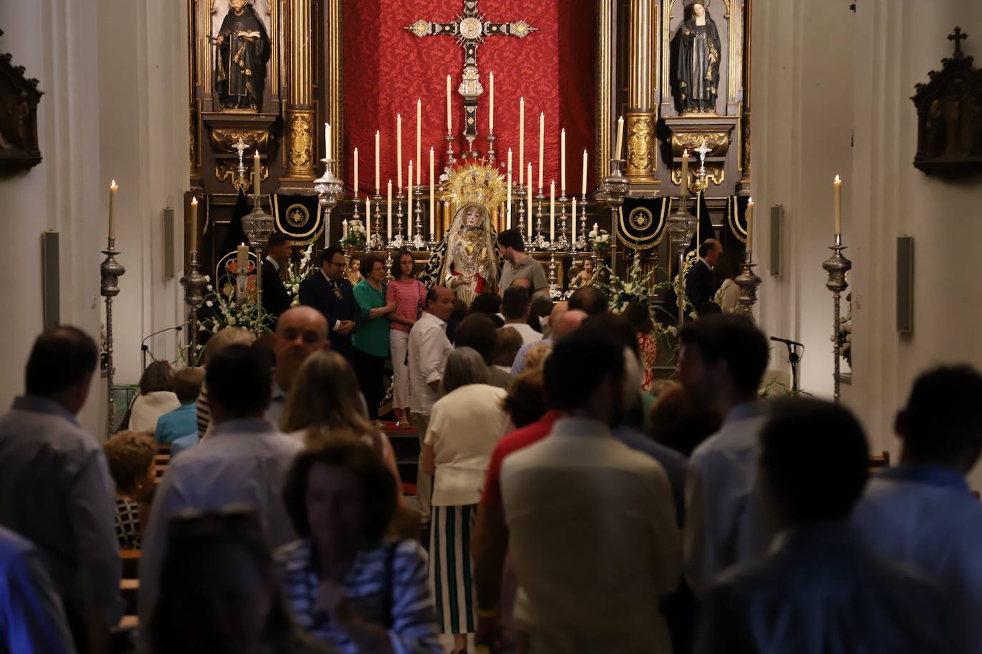 En imágenes, el besamanos extraordinario de la Virgen de los Dolores de Córdoba