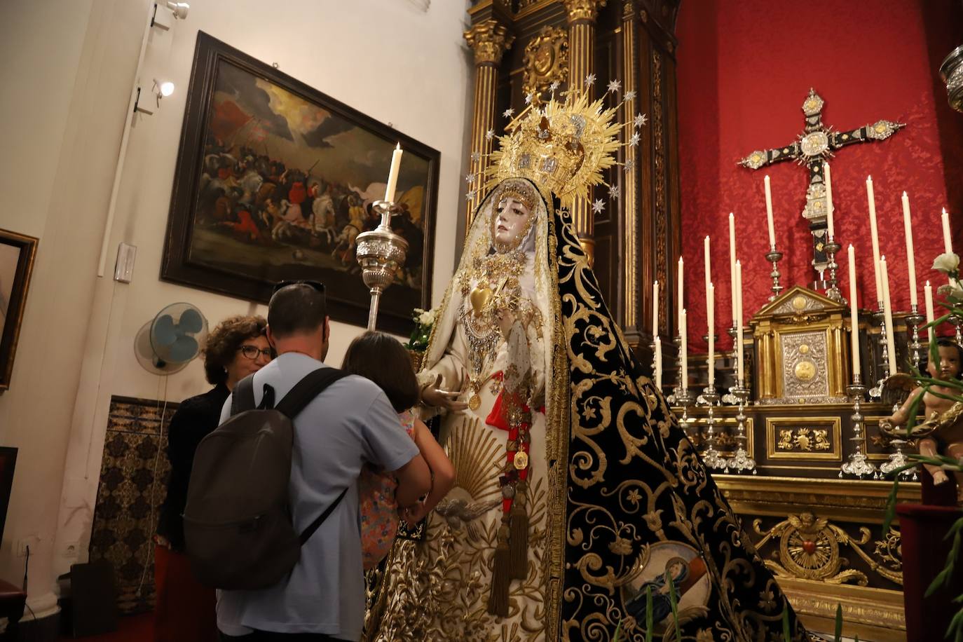 En imágenes, el besamanos extraordinario de la Virgen de los Dolores de Córdoba