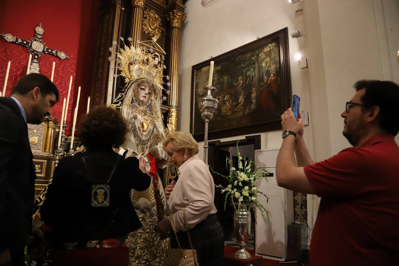 En imágenes, el besamanos extraordinario de la Virgen de los Dolores de Córdoba