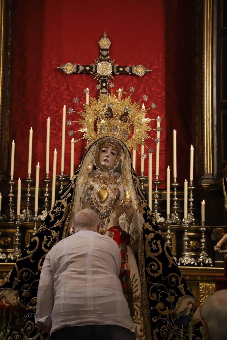 En imágenes, el besamanos extraordinario de la Virgen de los Dolores de Córdoba