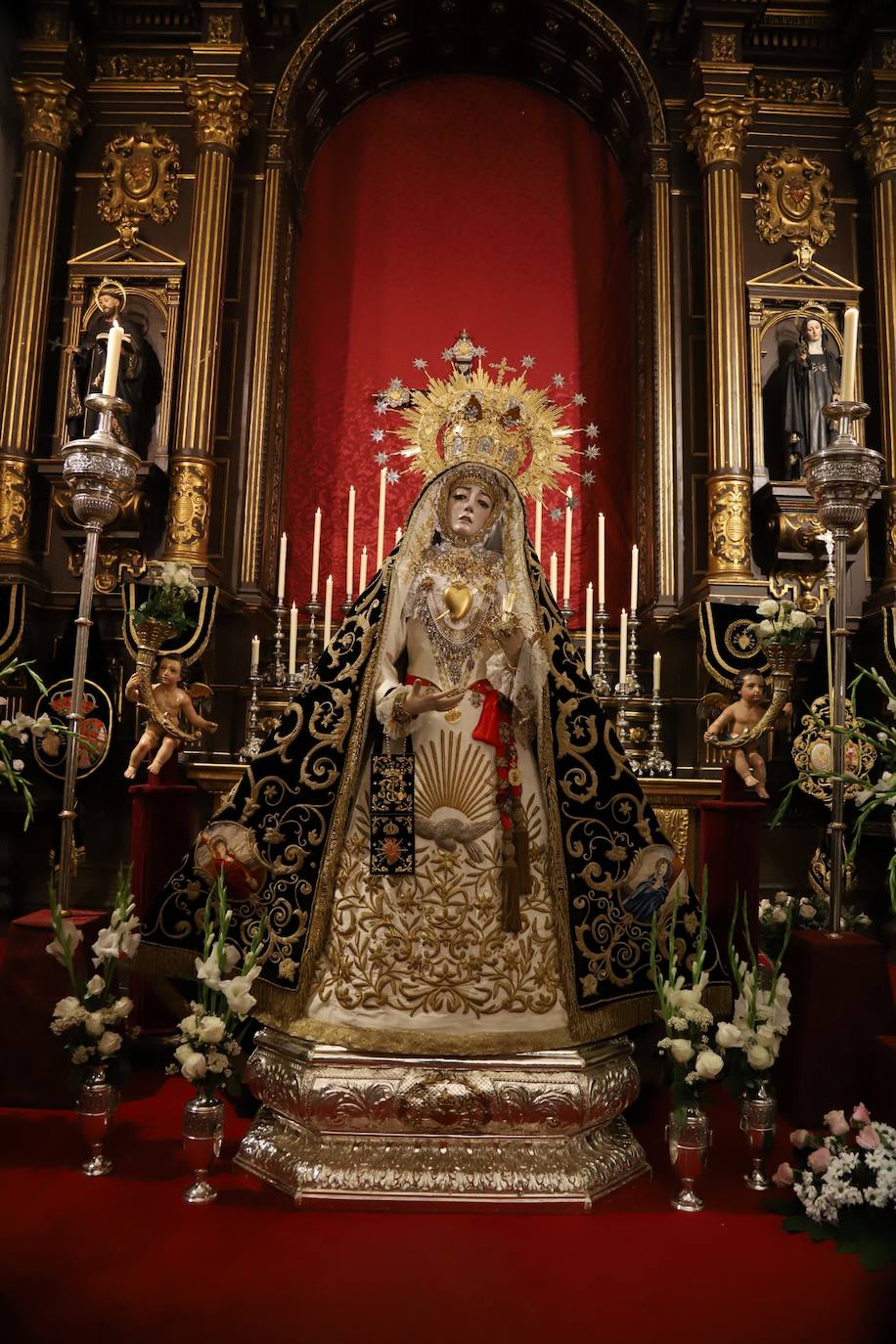 En imágenes, el besamanos extraordinario de la Virgen de los Dolores de Córdoba