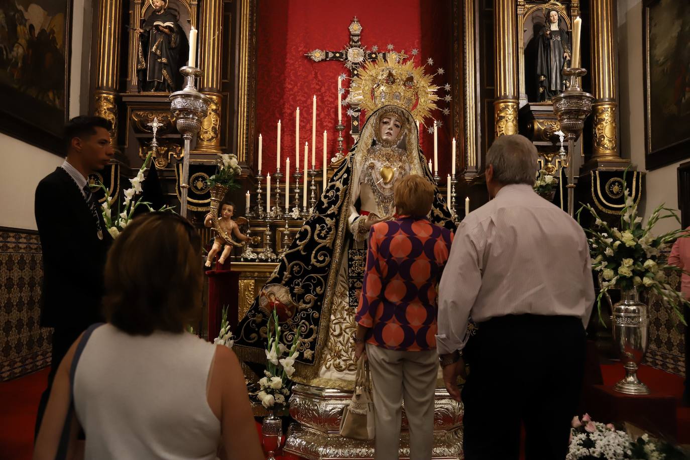En imágenes, el besamanos extraordinario de la Virgen de los Dolores de Córdoba