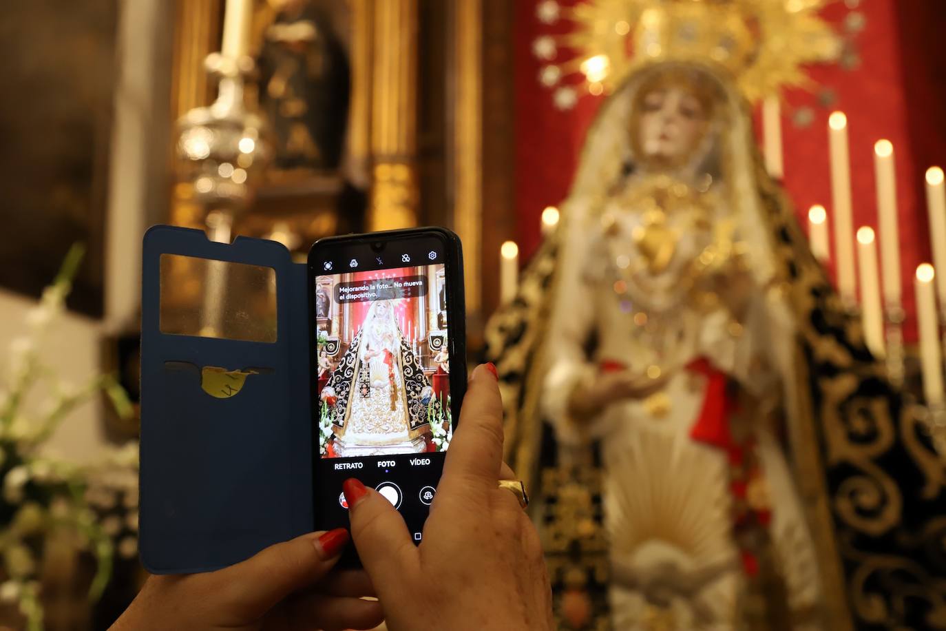 En imágenes, el besamanos extraordinario de la Virgen de los Dolores de Córdoba