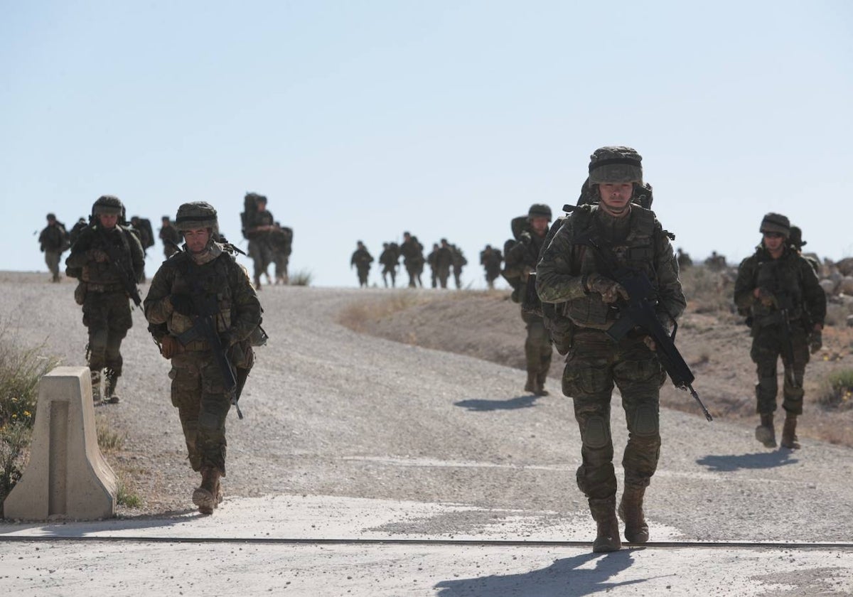 Varios militares se despliegan sobre el terreno en uno de los ejercicios