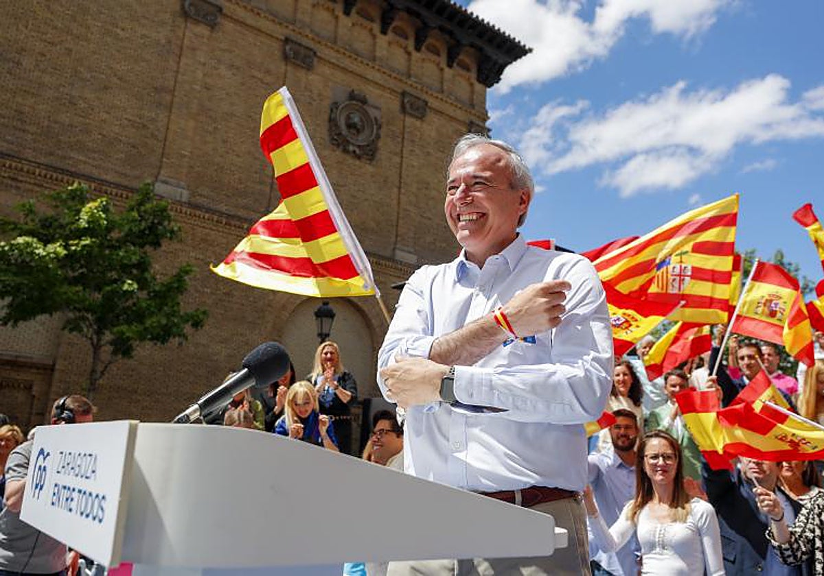 El candidato del PP a la presidencia de Aragón y actual alcalde de Zaragoza, Jorge Azcón, durante un mítin de su partido en Zaragoza este domingo de cara a las elecciones del 28 M