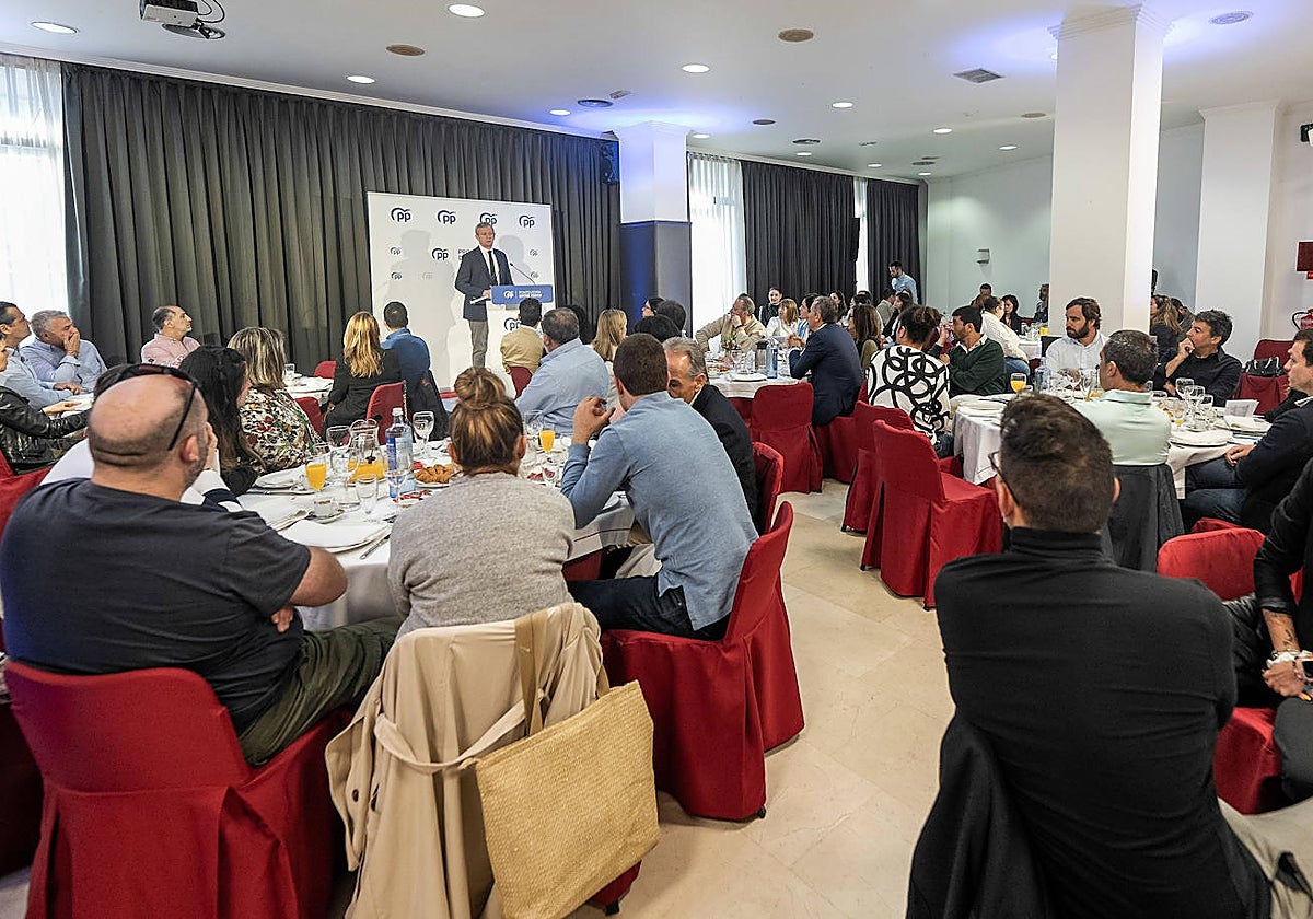 Alfonso Rueda, este lunes durante un desayuno electoral en Pontevedra
