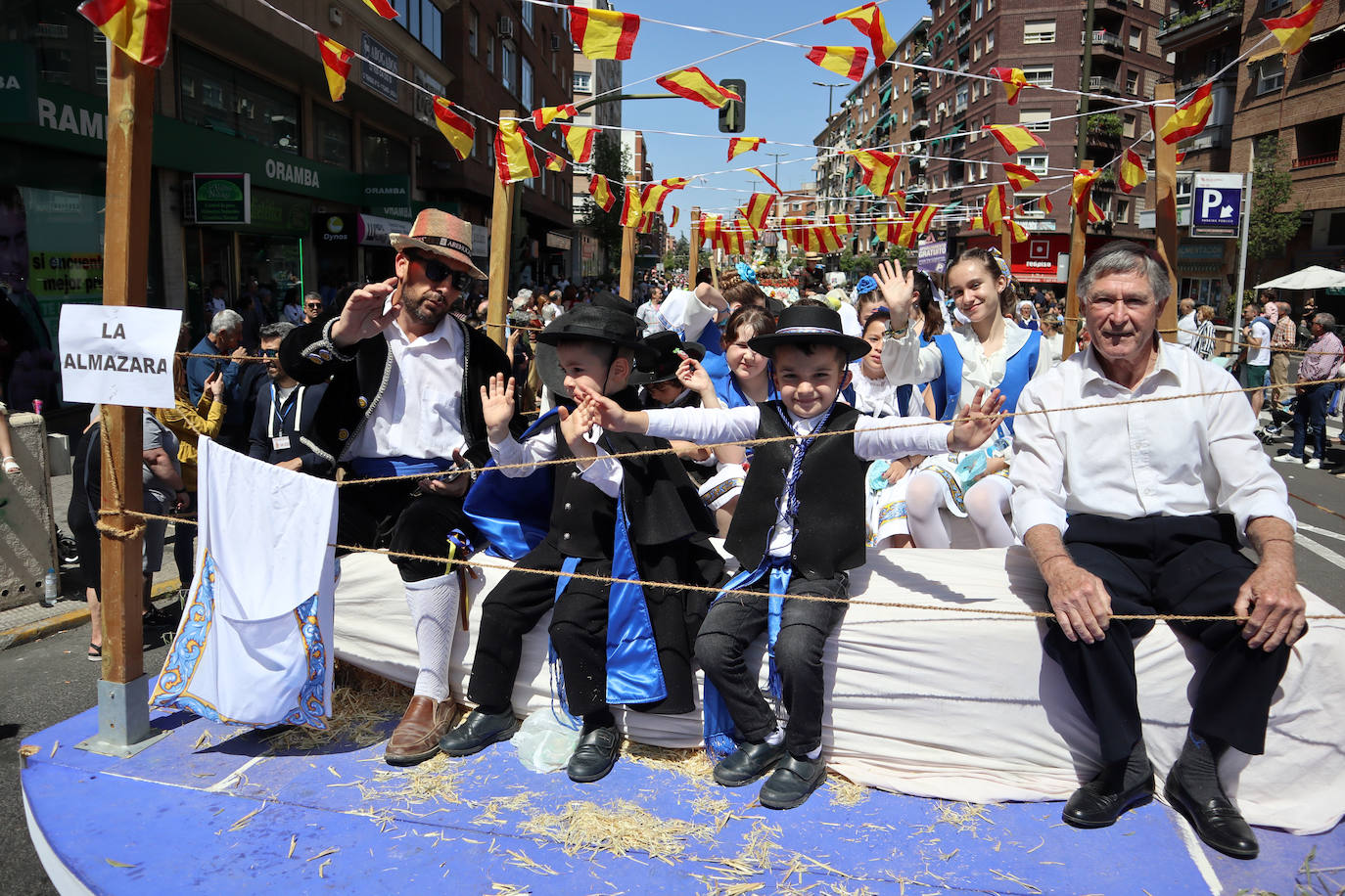 Brillante desfile de carrozas para cerrar las fiestas de San Isidro en Talavera