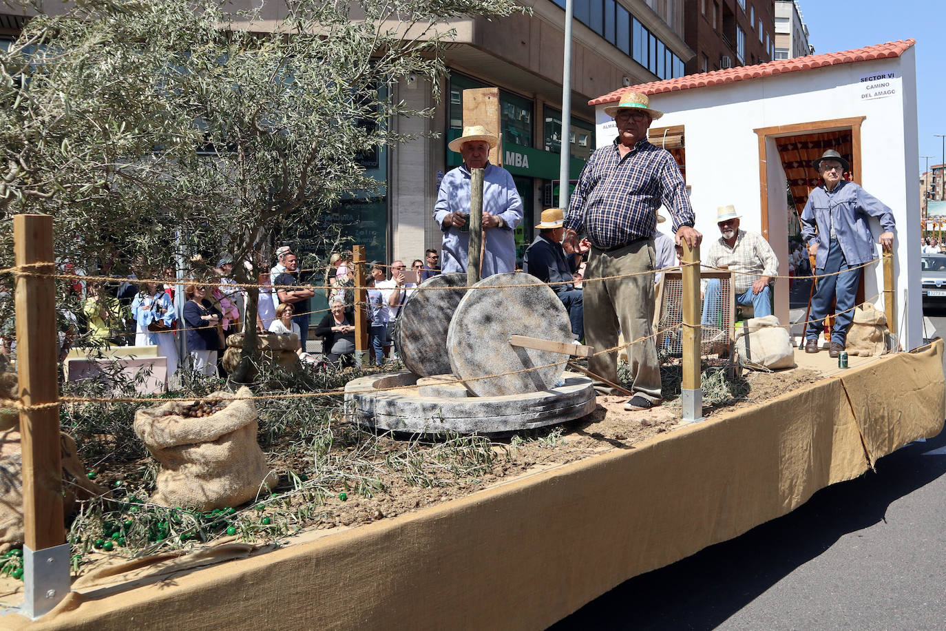 Brillante desfile de carrozas para cerrar las fiestas de San Isidro en Talavera