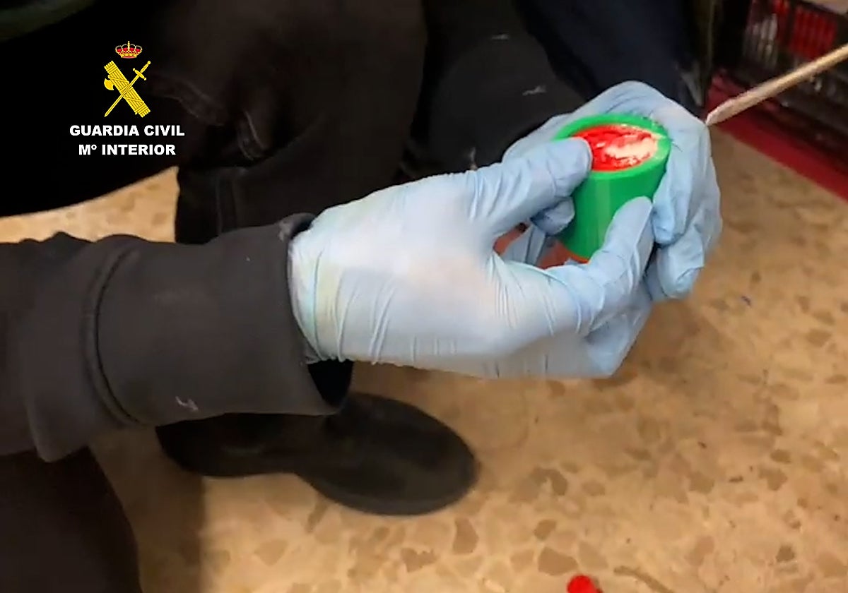 Un agente de la Guardia Civil sosteniendo una muestra de coca rosa