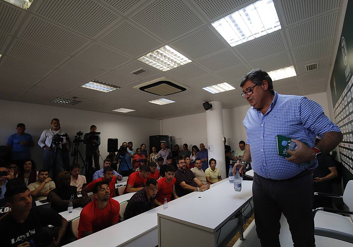 Javier González Calvo abandona la sala de prensa del Córdoba CF en su despedida