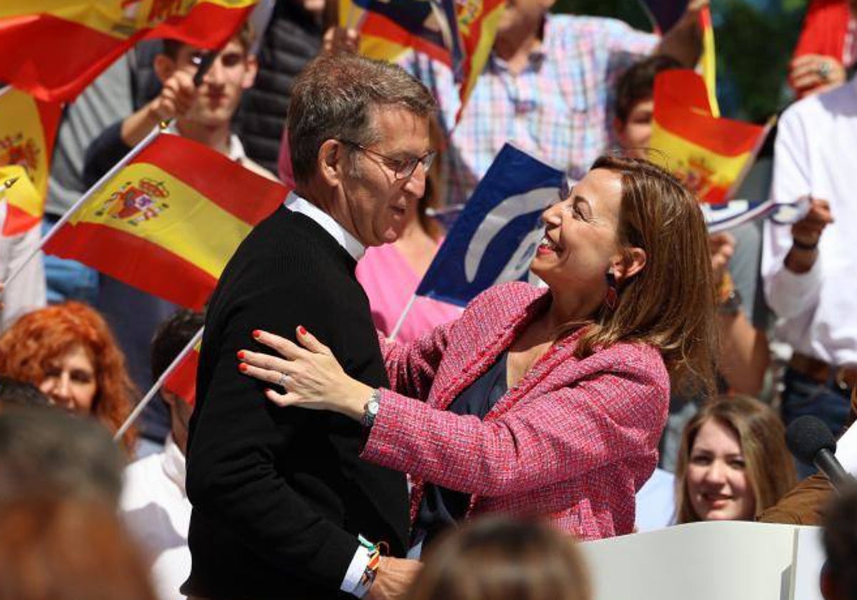 Feijóo saluda ayer en Zaragoza a Natalia Chueca, candidata a la Alcaldía de la ciudad