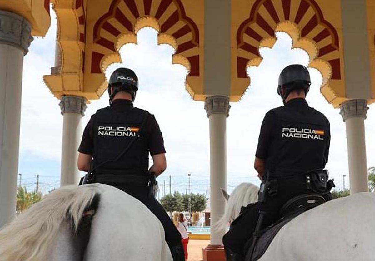 Dos agentes de la Policía Nacional en la Feria de Córdoba en una imagen de archivo