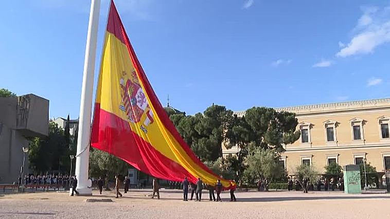 El JEMAD preside junto a Martínez-Almeida el izado de la bandera en Colón con motivo de San Isidro