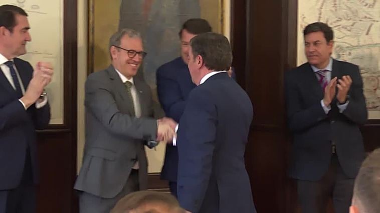 Mañueco alaba los conocimientos de Gago en su toma de posesión y le pide "continuidad"