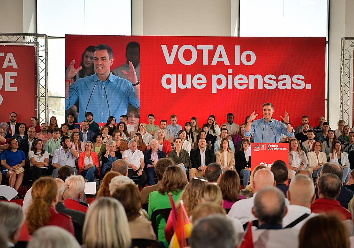 El presidente del Gobierno, Pedro Sánchez, la semana pasada en un mitin de campaña electoral en Sevilla