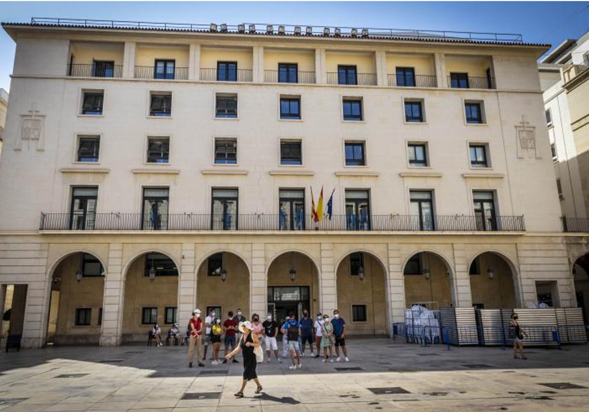 Turistas y paseantes frente al edificio de la Audiencia Provincial de Alicante, en imagen de archivo