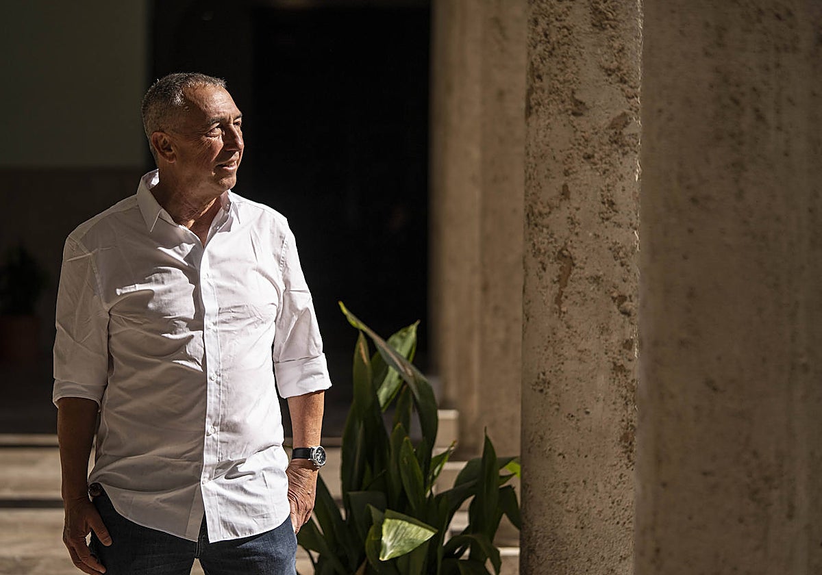 Joan Baldoví posa para ABC en el claustro de La Nau de la Universidad de Valencia