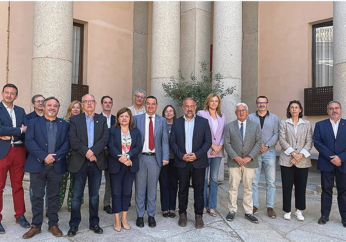 Martínez Arroyo y Julián Garde tras la firma del nuevo acuerdo para el Erasmus Rural