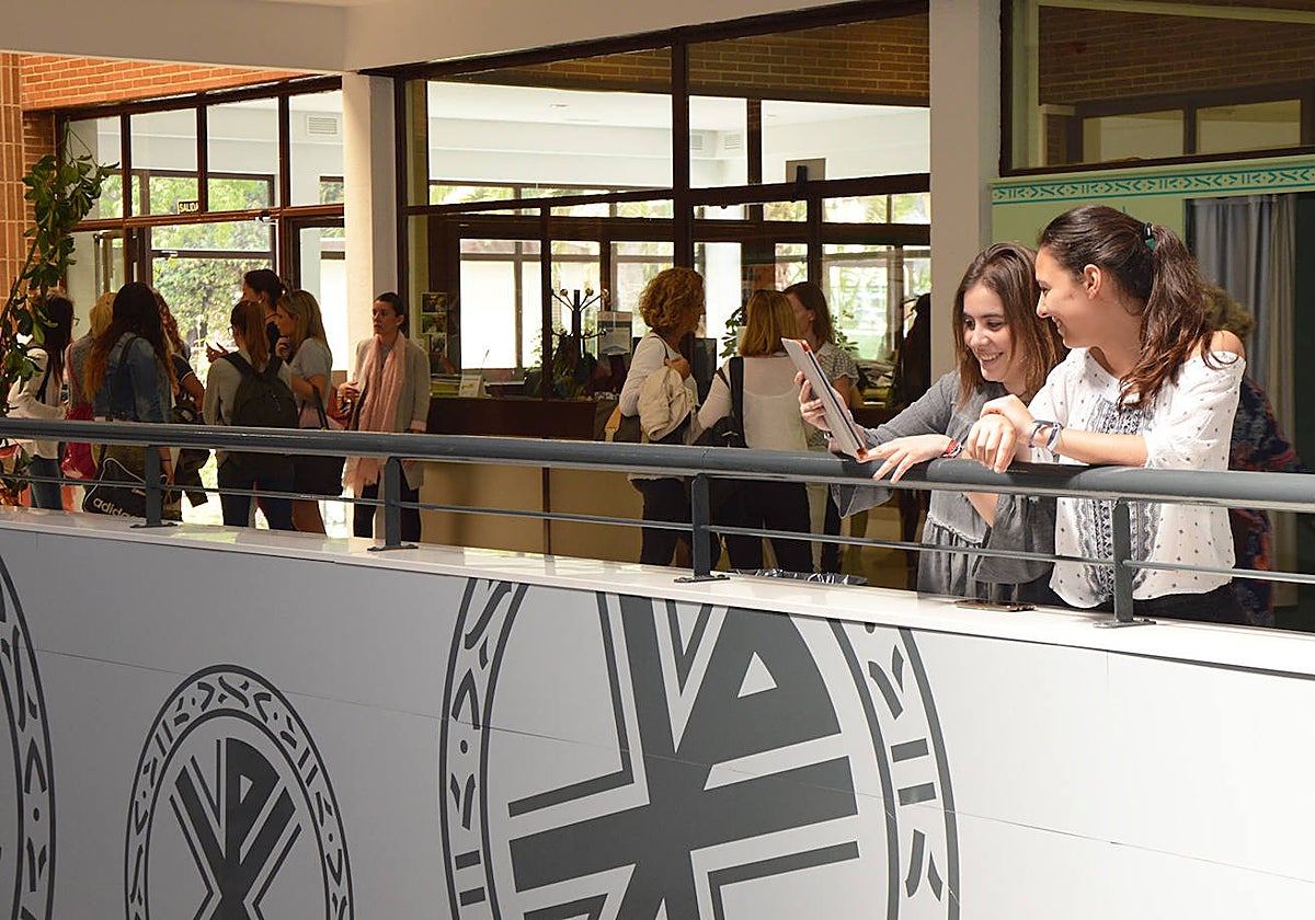 Imagen de dos alumnas en la Universidad Católica de Valencia