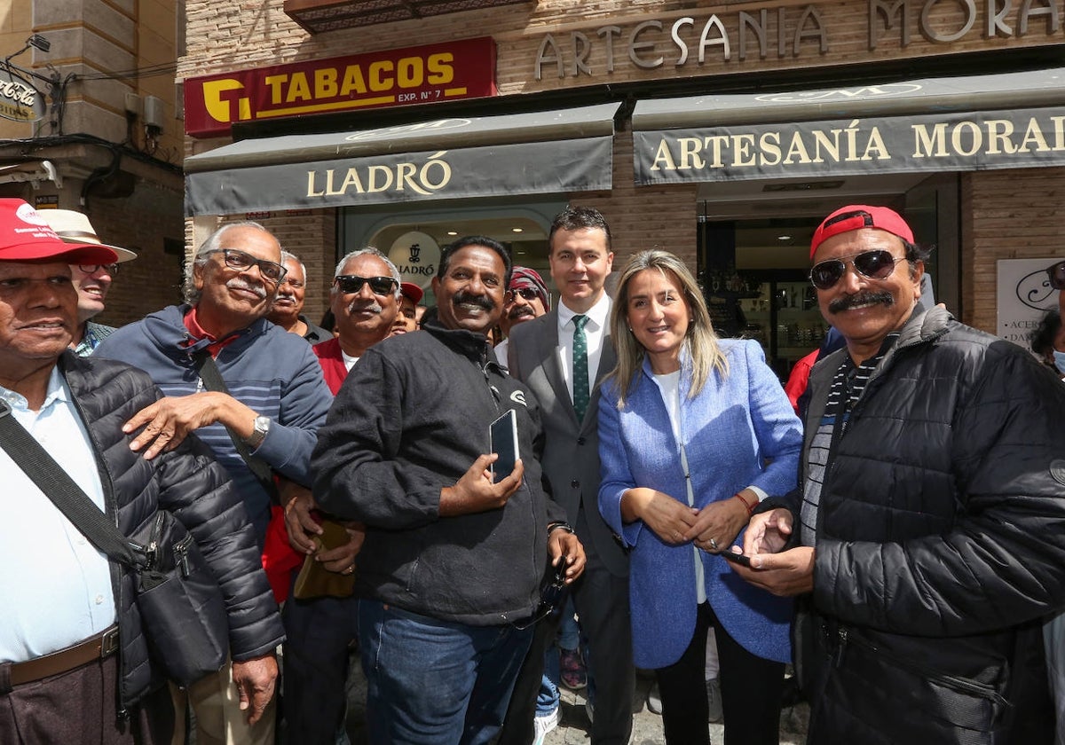 Milagros Tolón, este miércoles, con el ministro Héctor Gómez por las calles de Toledo