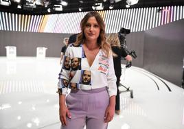 La camisa de Alejandra Jacinto en el debate: ataque a Ayuso con fotos de su hermano y frase lapidaria de Casado a cuenta de la pandemia