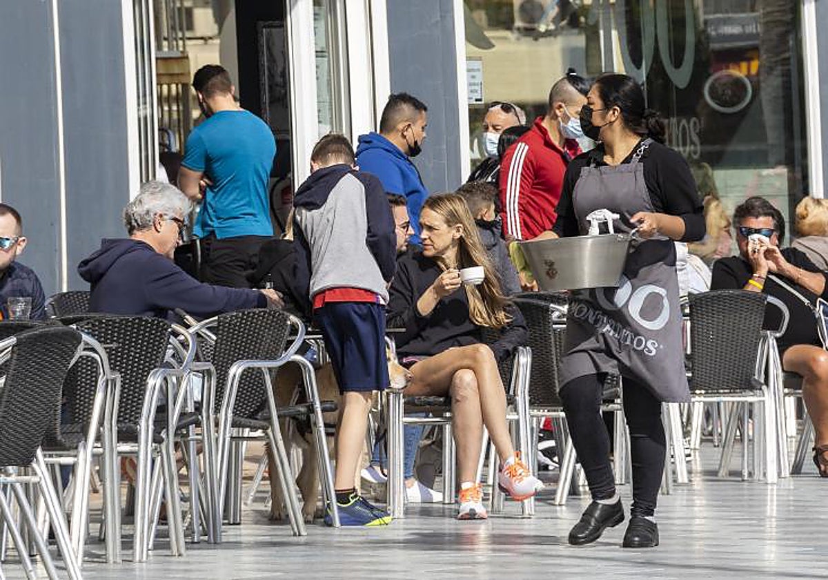 Imagen de archivo de una terraza de un restaurante en Benidorm (Alicante)
