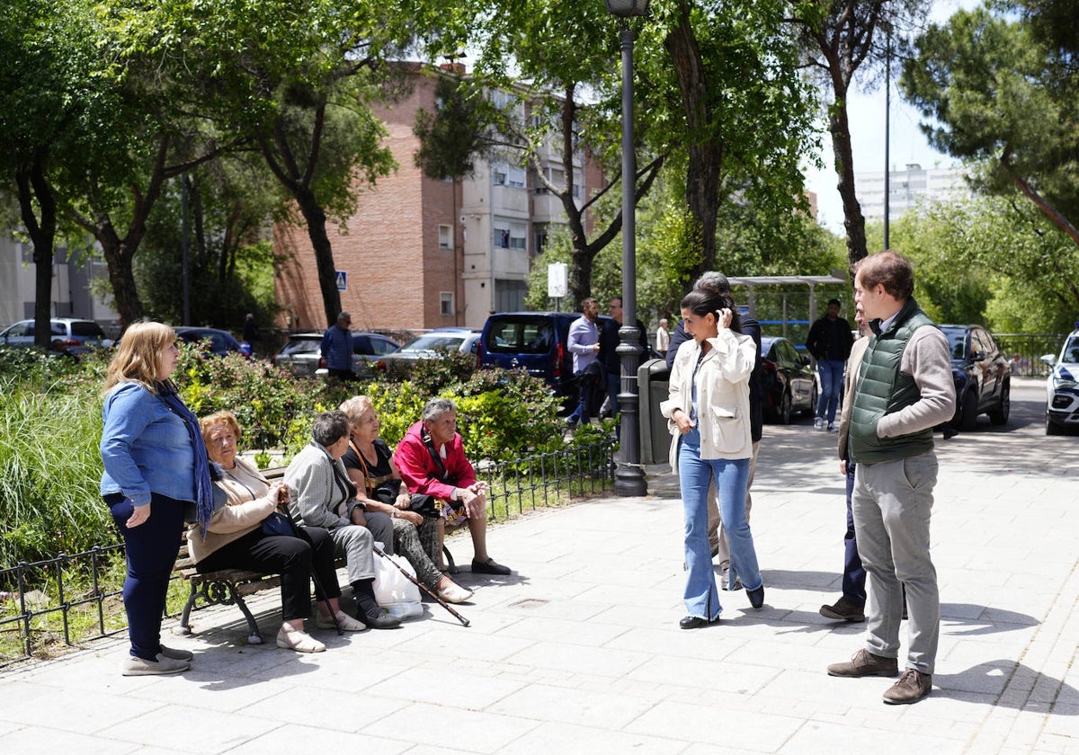 La candidata de Vox, Rocío Monasterio, ayer, en el barrio de San Cristóbal