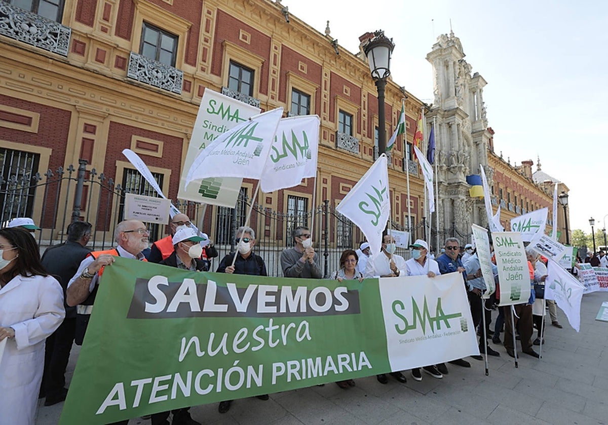 Protesta de los médicos frente al Palacio de San Telmo, sede de la Presidencia de la Junta