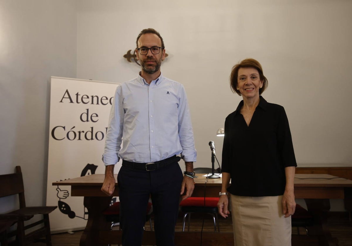 La presidenta de la Asociación de Alojamientos Turísticos de Córdoba, Matilde de La-Hoz, junto a un directivo