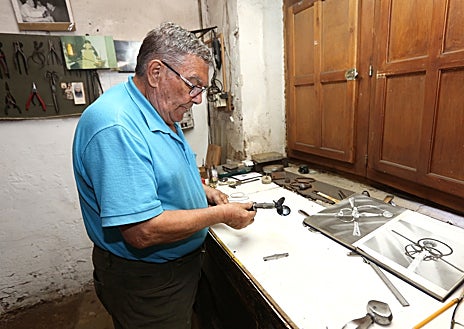 Imagen secundaria 1 - Algunas de las piezas elaboradas por el maestro espadero Juan Ricas Salvatierra