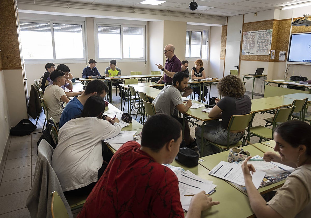 Alumnos y su profesor, en la Escuela de Idiomas de Valladolid